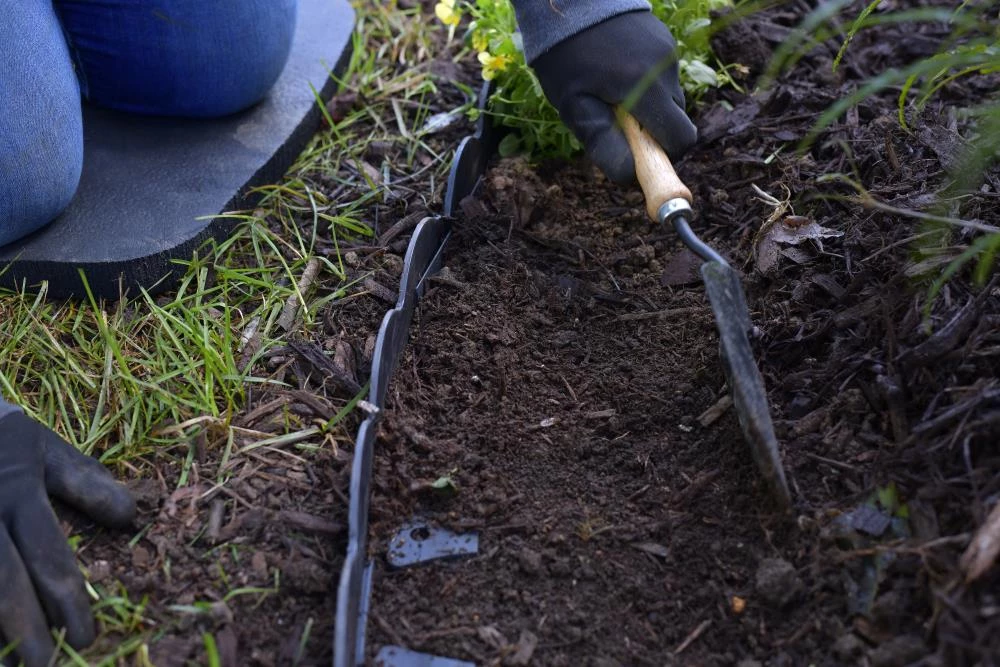 EasyFlex 2.5 in. x 20 ft. Scallop Black Woodgrain No-Dig Edging Kit 7 EasyFlex 2.5 in. x 20 ft. Scallop Black Woodgrain No-Dig Edging Kit - Image 7